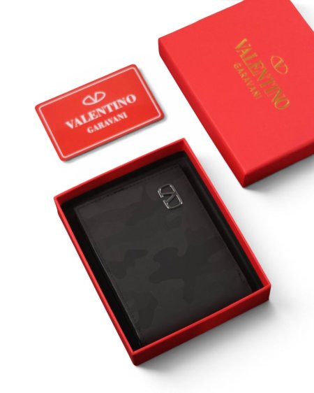 محافظ رجالية من الجلد الطبيعي VALENTINO